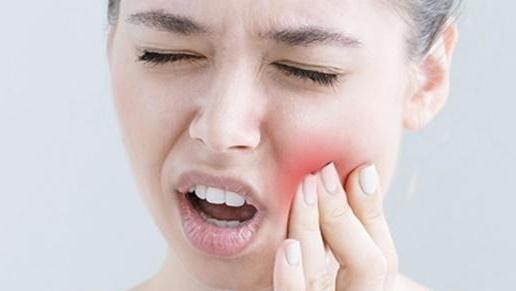 Woman experiencing tooth pain